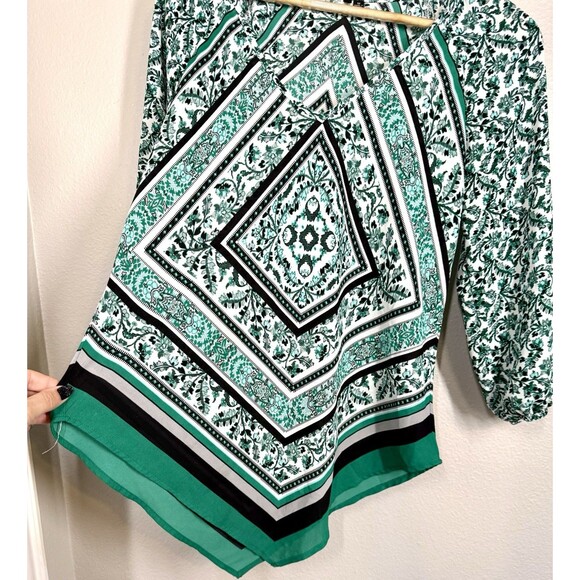 NWOT Women's Size M Green Floral Geometric Triangle Hem Top Bandana Style Blouse - Picture 3 of 9